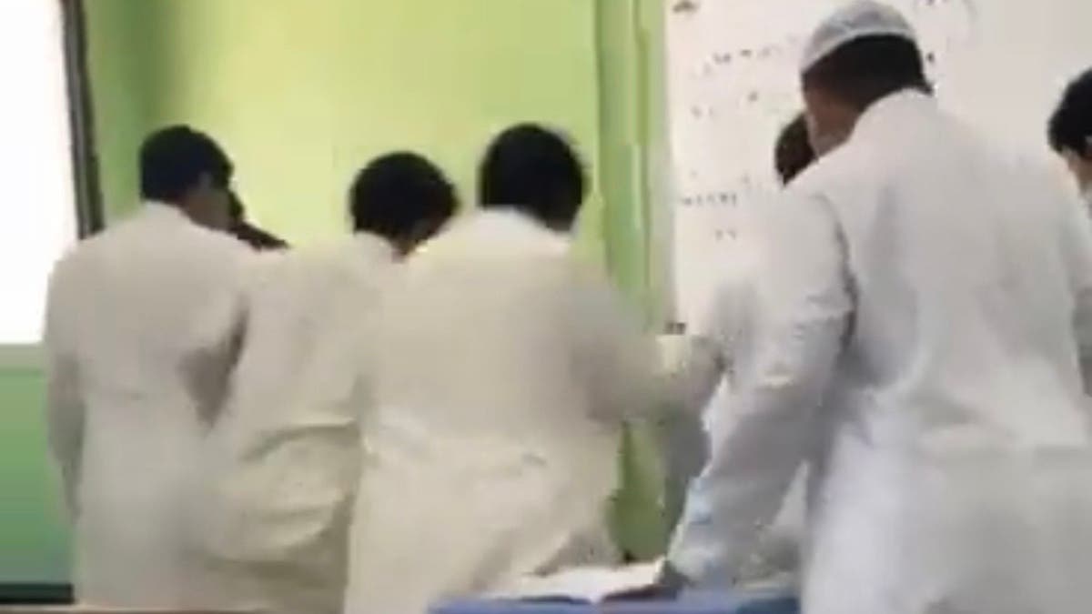 فيديو صادم.. طالب يسقط ميتاً خلال مشاجرة مدرسية في جدة