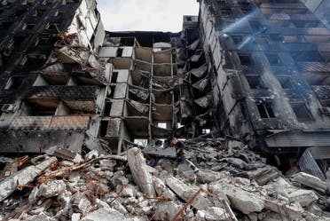 Emergency workers remove debris of a building destroyed in the course of the Ukraine-Russia conflict, in the southern port city of Mariupol, Ukraine April 10, 2022. (AFP)