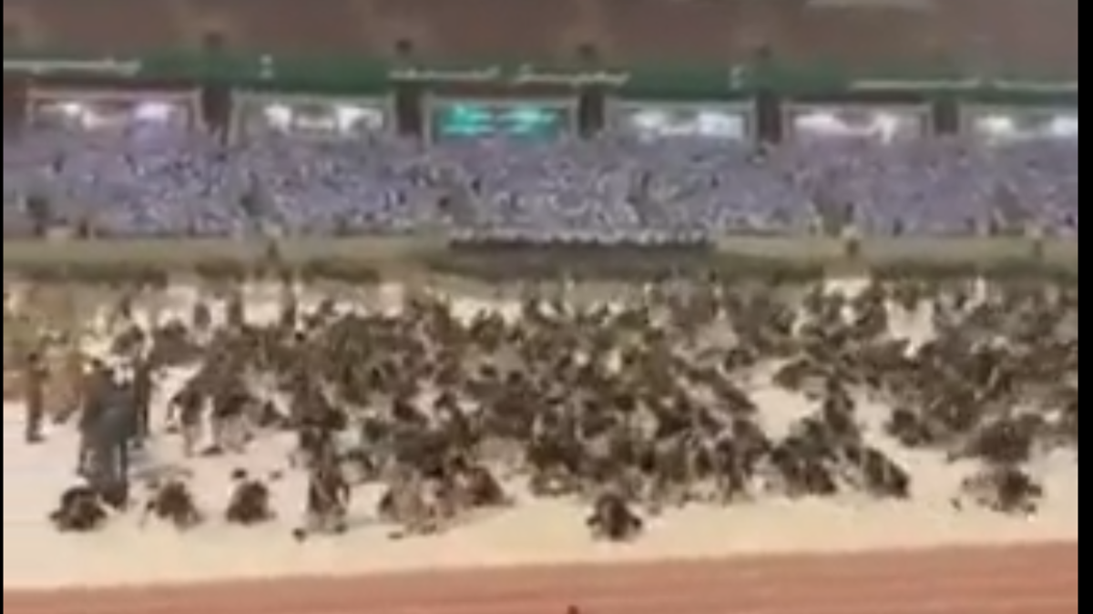 فيديو يوثق لحظة سجود جماعية لخريجي كلية الملك عبد العزيز الحربية 