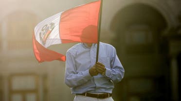 متظاهر ضد الحكومة في بيرو (رويترز)