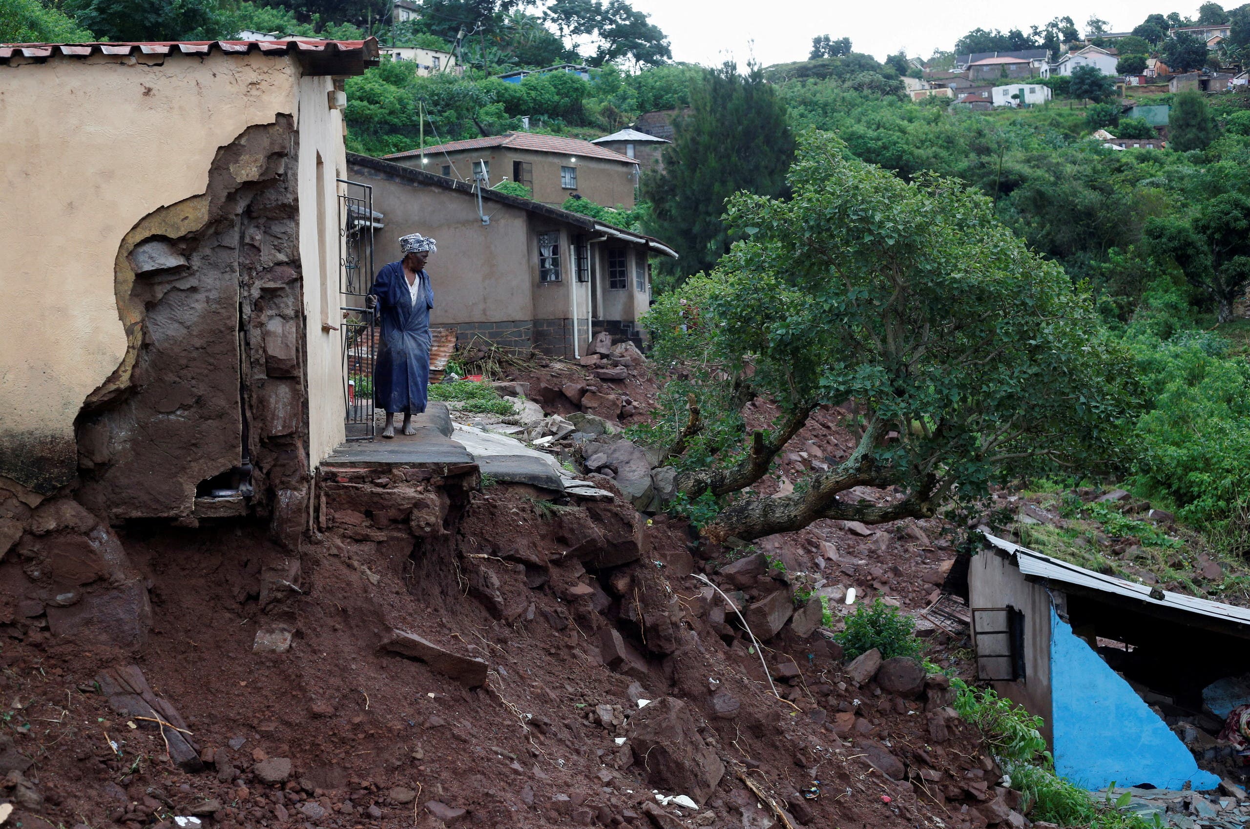 من الأضرار التي خلفتها الفيضانات في جنوب افريقيا
