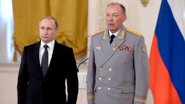 Russian President Vladimir Putin poses for a picture with first deputy commander of the Central Military district, colonel-general Alexander Dvornikov after he was awarded the title of Hero of the Russian Federation in Moscow, Russia March 17, 2016. (File photo: Reuters)