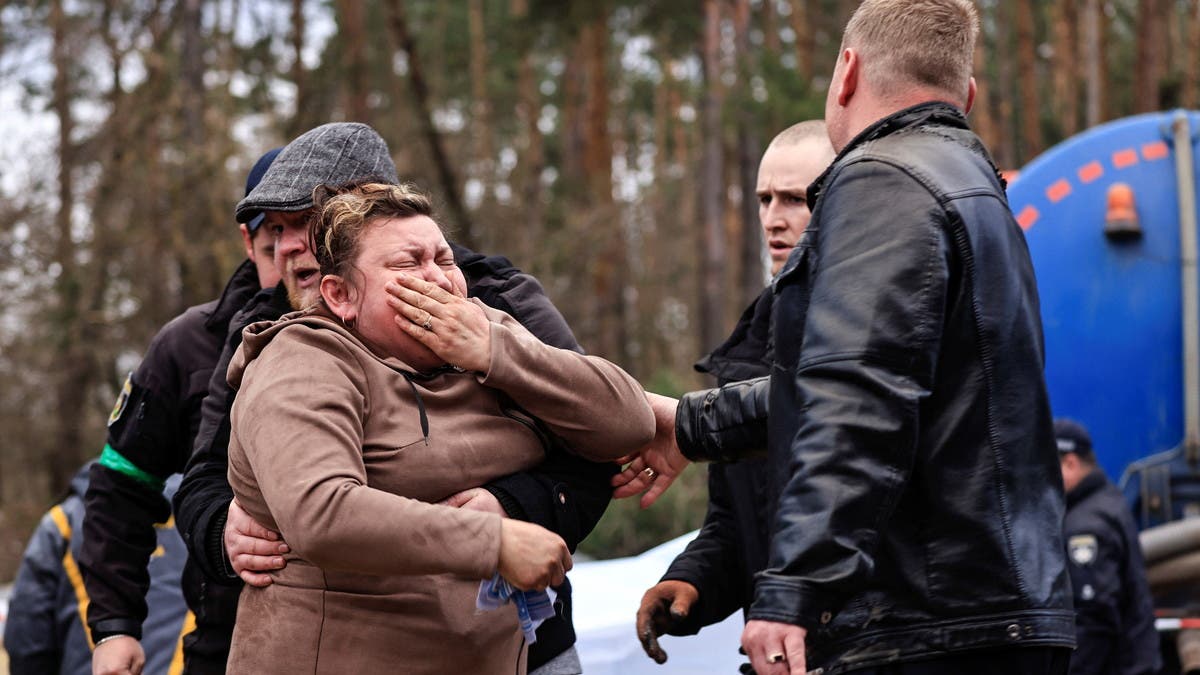 فيديو يفطر القلب.. أم أوكرانية ترتمي فوق جثة ابنها