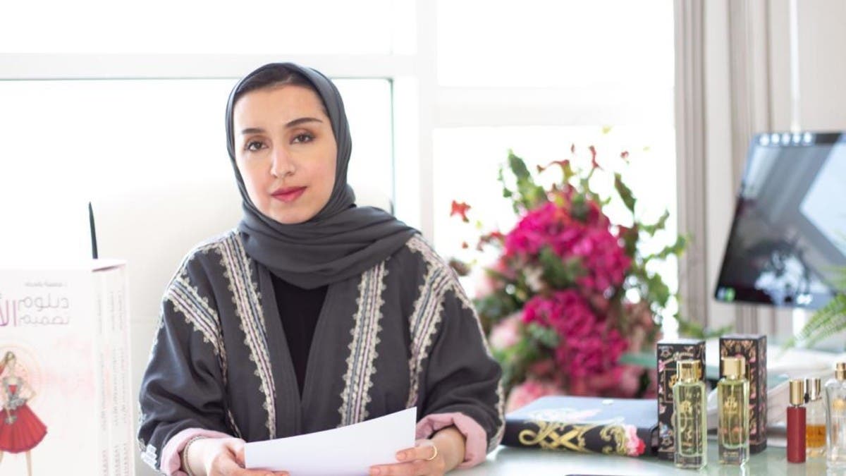 مصممة أزياء سعودية تكشف: بدأت هوايتي بالعرائس الورقية