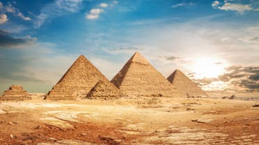 أهرامات الجيزة في مصر (شترستوك)