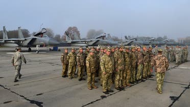 جنود أوكرانيون وأمريكيون يقفون أمام مقاتلات أمريكية من طراز F-15 خلال مناورات للقوات الجوية في قاعدة ستاروكوستيانتينيف الجوية العسكرية في 12 أكتوبر ، 2018. )فرانس برس)