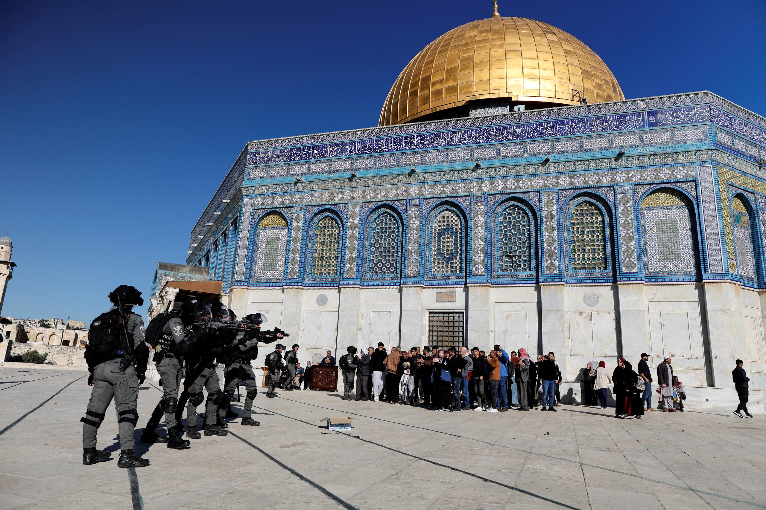 قوات الجيش الإسرائيلي تعتدي على الفلسطينيين في ساحات المسجد الأقصى- رويترز