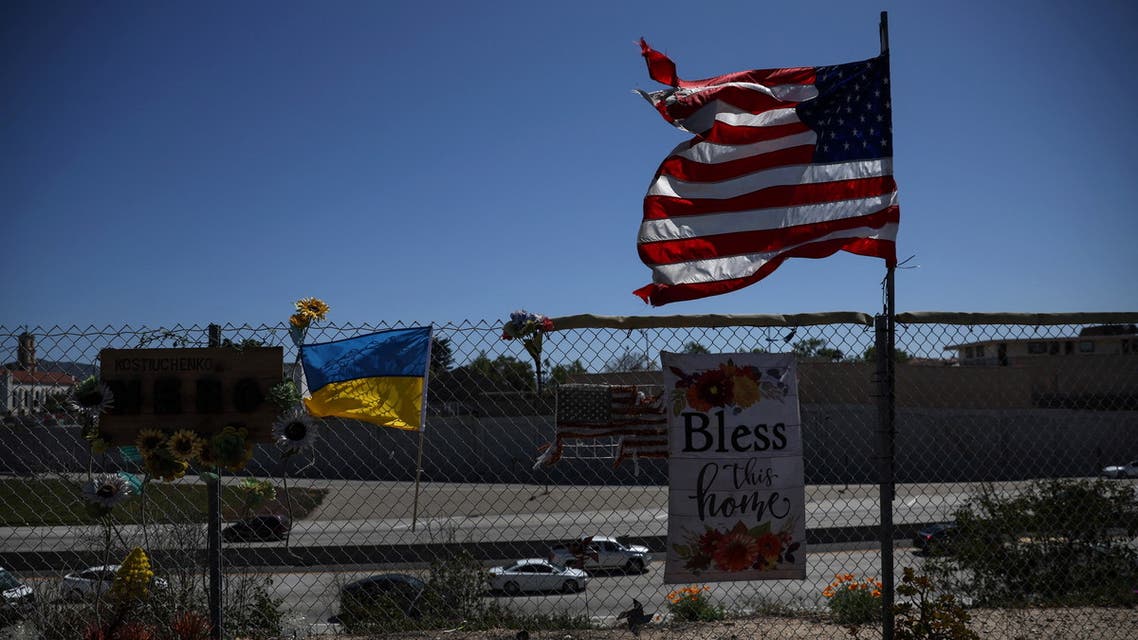 العلم الأميركي والأوكراني يرفرفان في لاس فيغاس بولاية كاليفورنيا أوكرانيا أميركا واشنطن كييف - رويترز