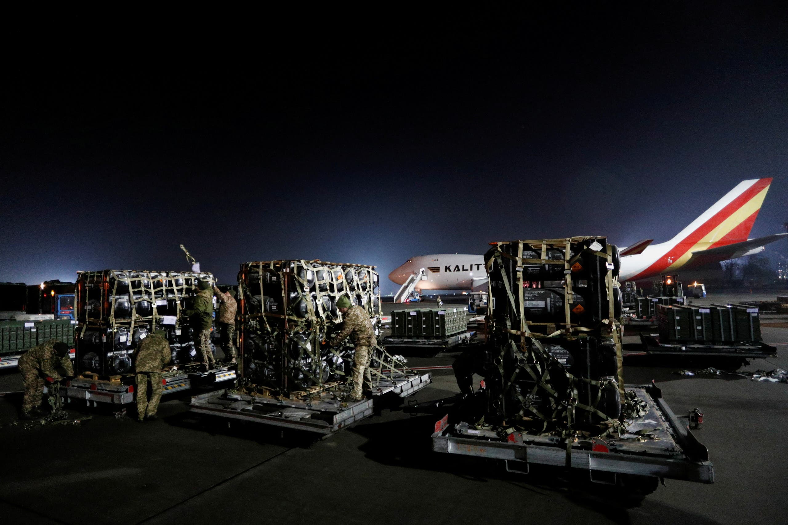 أوكرانيا تتلقى شحنة من المساعدات العسكرية الأميركية في مطار خارج كييف 10 فبراير 2022 - رويترز