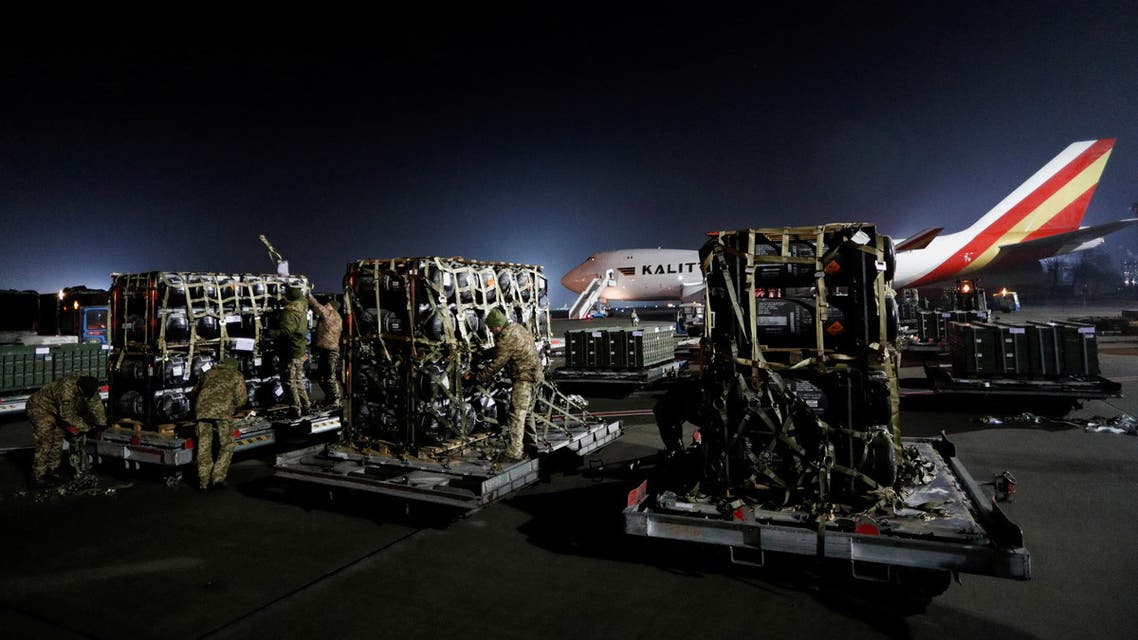 أوكرانيا تتلقى شحنة من المساعدات العسكرية الأميركية في مطار خارج كييف 10 فبراير 2022 - رويترز