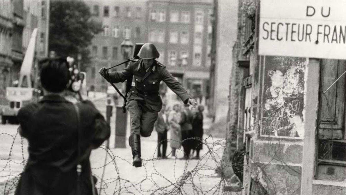 قصة أشهر صور خلدها التاريخ.. لجندي ألماني فر أمام الملأ