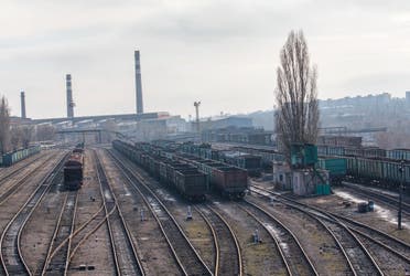مقطورات لنقل الفحم في دونباس (شترستوك)