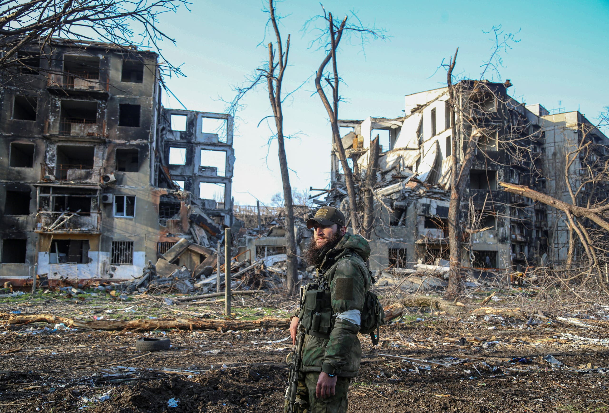 عنصر موالي للقوات الروسية في مدينة ماريوبول الأوكرانية - رويترز