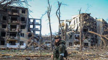 عنصر موالي للقوات الروسية في مدينة ماريوبول الأوكرانية - رويترز