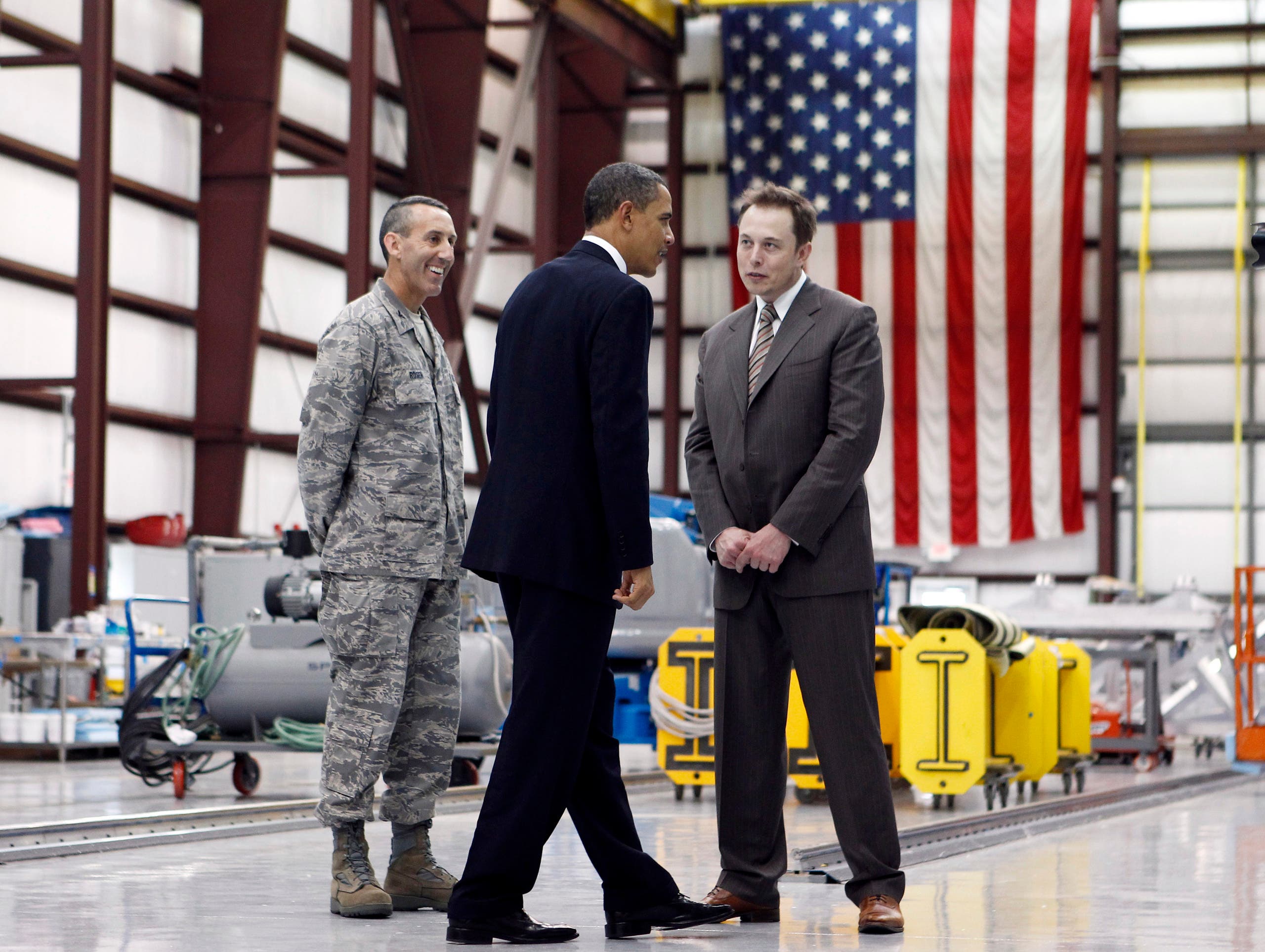 Former US President Barack Obama and SpaceX President Elon Musk tour Cape Canaveral Air Force One in Cape Canaveral, Florida in 2010 (Archyde.com)