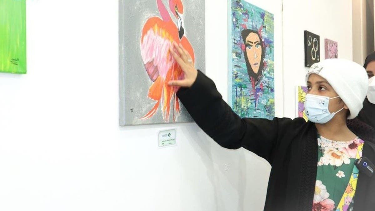 طفلة سعودية تحارب السرطان.. وتلون لوحاتها بالأمل
