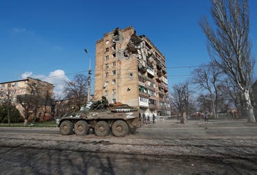دبابة روسية في مدينة ماريوبول الأوكرانية - رويترز
