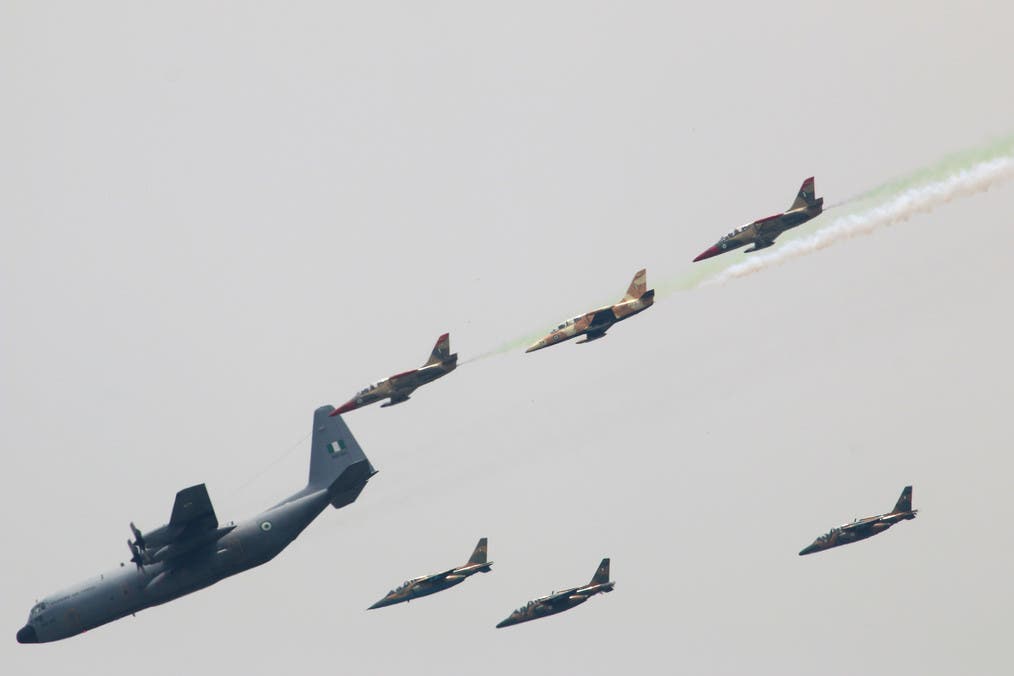 Nigerian Air Force planes perfom during a military parade marking the country's 58th anniversary of independence, on October 1, 2018, on Eagle Square in Abuja. (Photo by Sodiq ADELAKUN and Sodiq ADELAKUN / AFP)