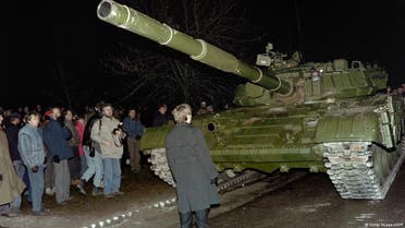 صورة لمواطن ليتواني أثناء وقوفه أمام دبابة سوفيتية