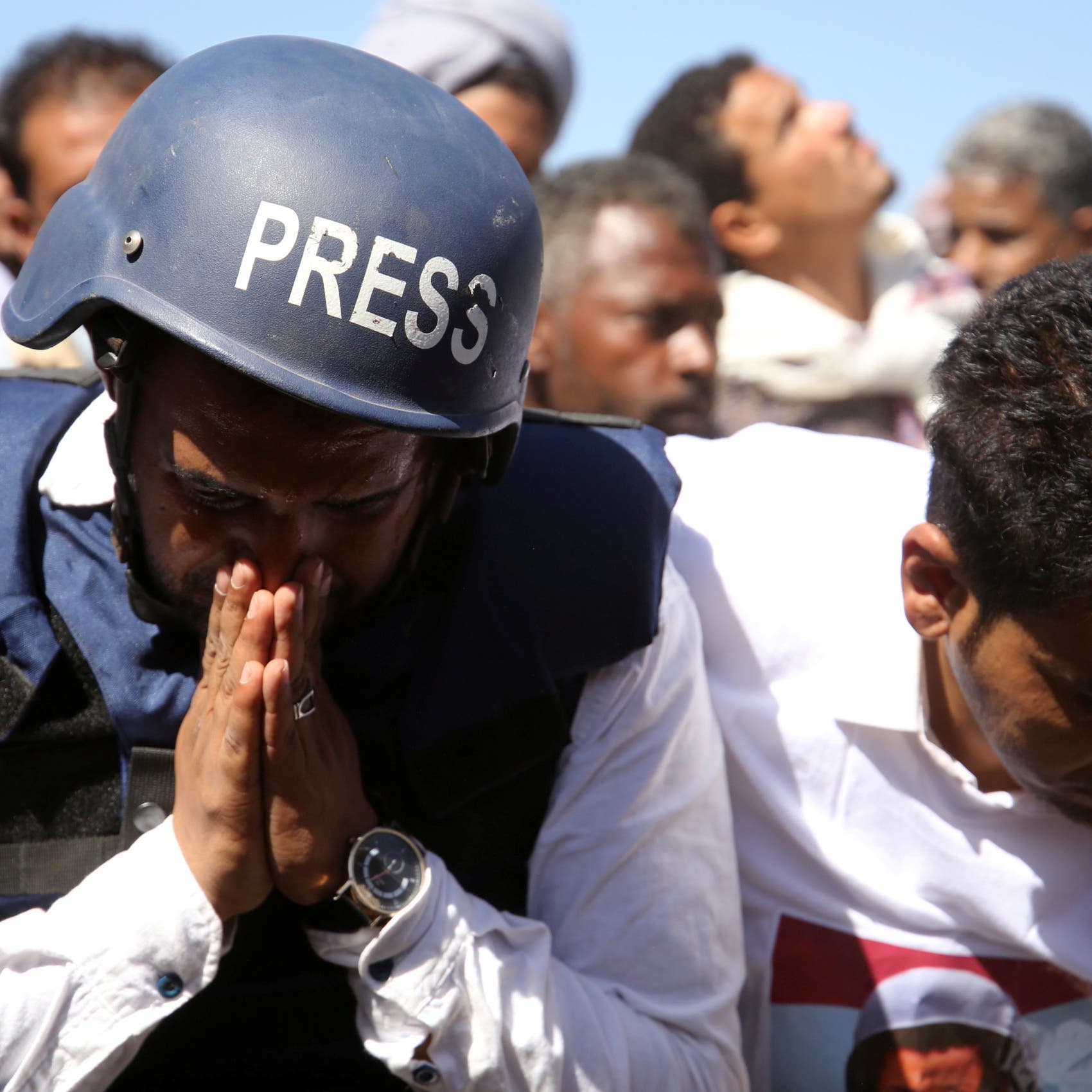 بائع ثلج أو نادلة.. هذا حال صحافيي اليمن في زمن الحوثيين