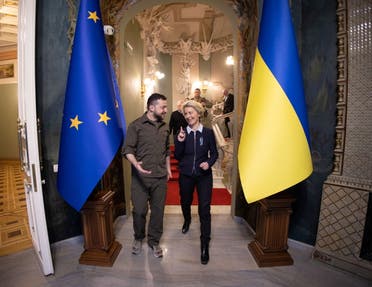 ت رئيسة المفوضية الأوروبية أورسولا فون دير لاين خلال لقاءها بالرئيس الاوكراني فولوديمير زيلينسكي في كييف في 8 ابريل