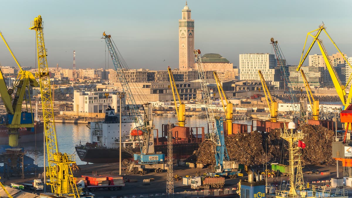 الحكومة المغربية تخفض توقعات نمو الاقتصاد بنحو النصف هذا العام