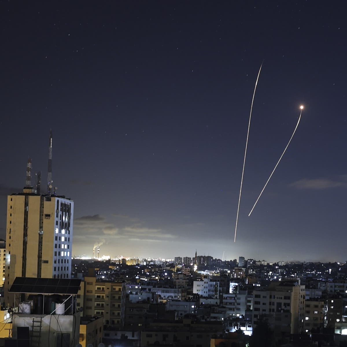 إسرائيل تقصف مواقع بغزة.. رداً على صاروخين أُطلقا من هناك