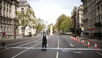 رجل يهاجم شرطيين بسكين قرب مقر جونسون بقلب لندن