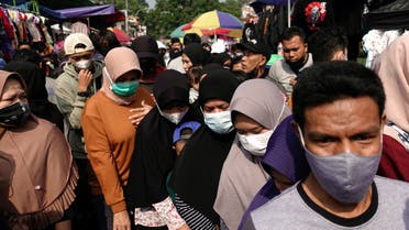 People wearing protective masks shop at the Gasibu street market amid of the Coronavirus disease (COVID-19) pandemic in Bandung, West Java province, Indonesia, October 31, 2021. (File photo: Reuters)