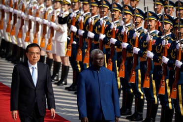 رئيس مجلس الدولة الصيني لي كه تشيانغ ، إلى اليسار ، ورئيس وزراء جزر سليمان ماناسيه سوغافاري يستعرضان حرس الشرف خلال حفل ترحيب في قاعة الشعب الكبرى في بكين. (أ ب)