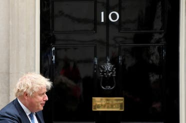 بوريس جونسون أمام مقر الحكومة البريطانية في داونينغ ستريت وسط لندن - رويترز