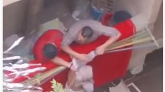 فيديو يهز مصر.. أب يرمي ابنته من الشرفة