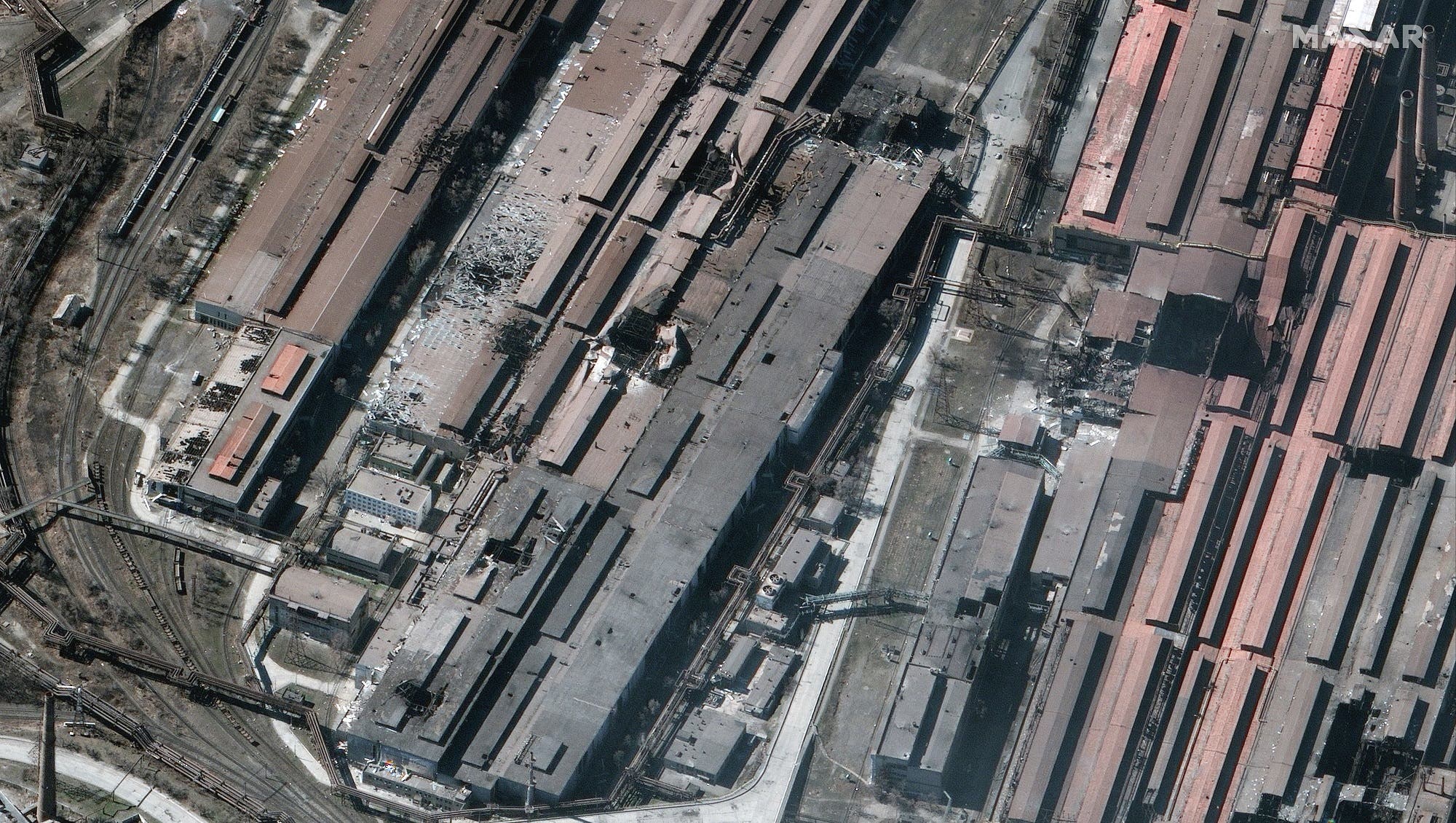 صورة لمباني مصنع آزوفستال المتضررة في ماريوبول (أرشيفية من فرانس برس)