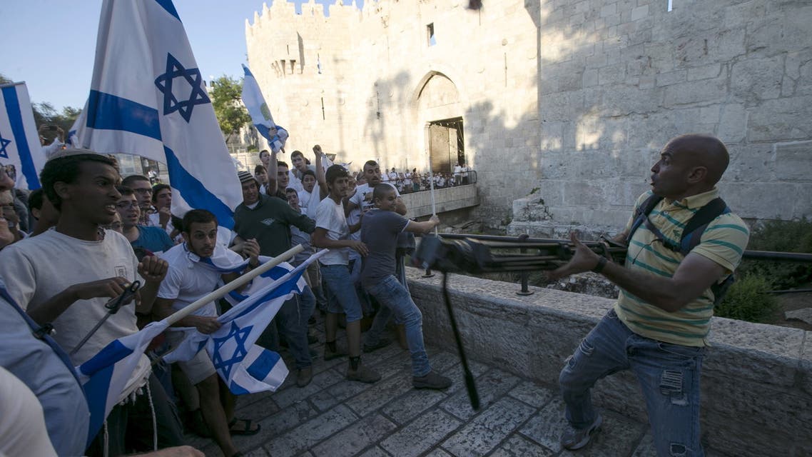 Israelis taking part in a march marking Jerusalem Day scuffle with a Palestinian cameraman (R) near Damascus Gate outside Jerusalem's Old City May 17, 2015. (File photo: Reuters)