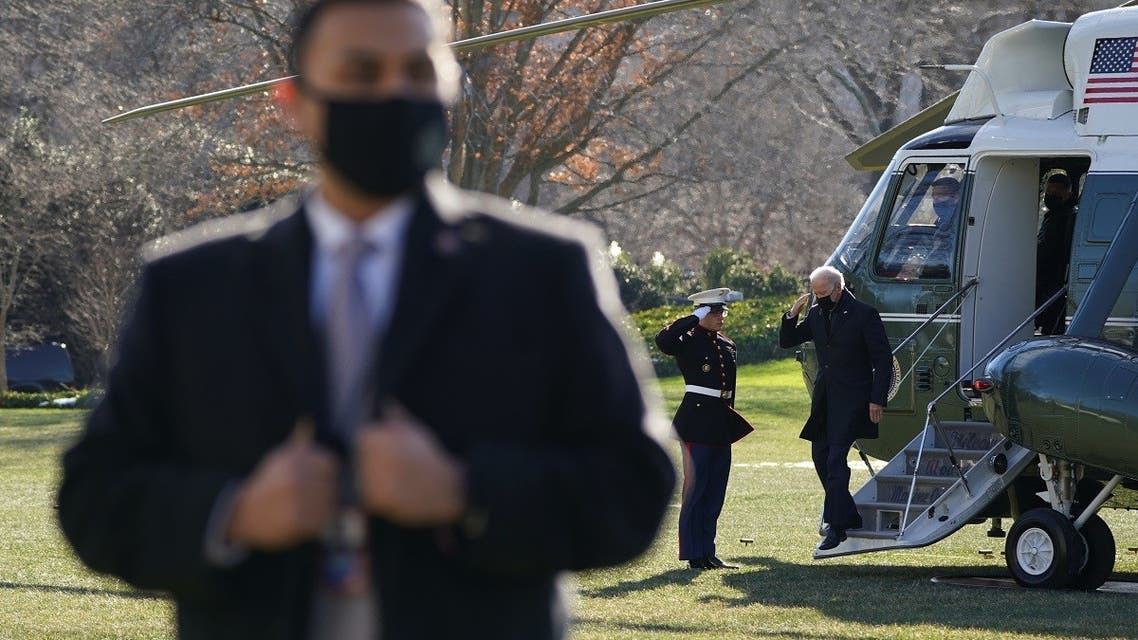 A Secret Service agent keeps watch as President Joe Biden steps from Marine One, Jan. 10, 2022. (Reuters)