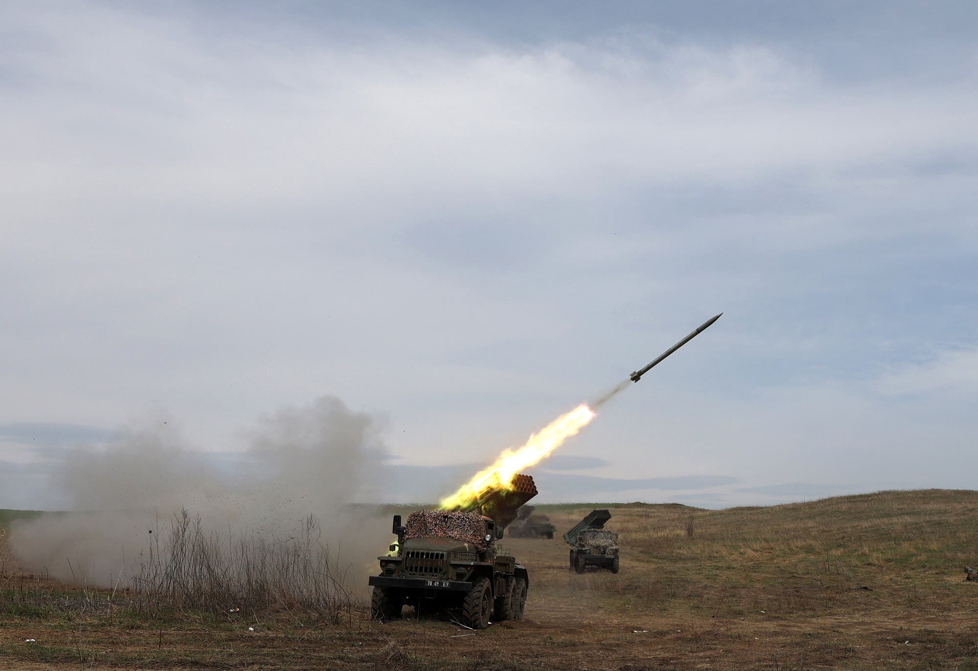 قاذفة صواريخ أوكرانية تقصف موقع للقوات الروسية بالقرب من لوغانسك في دونباس (أرشيفية من فرانس برس)