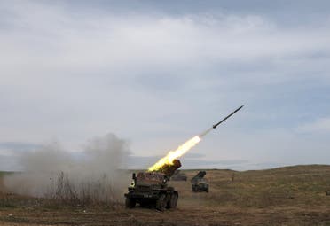 قاذفة صواريخ أوكرانية تقصف موقعاً للقوات الروسية بالقرب من لوغانسك في دونباس (أرشيفية من فرانس برس)