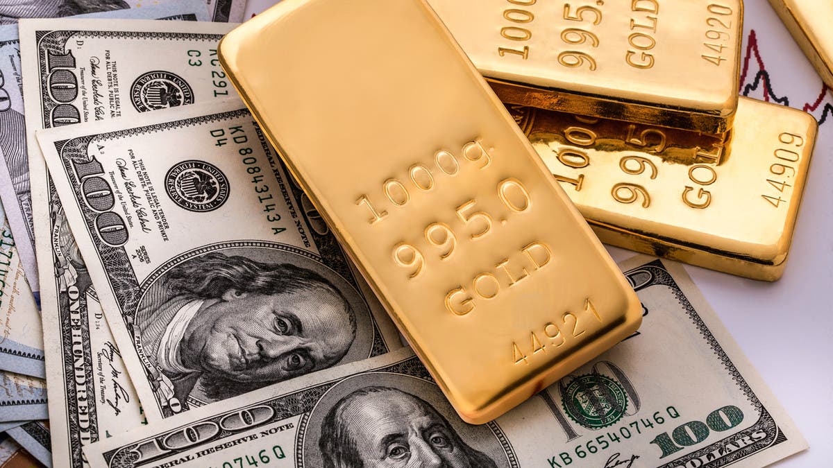 الذهب عند أدنى مستوياته في أسبوعين متأثرا بالسندات الأميركية والدولار