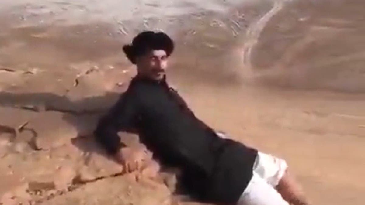 شاهد.. سعودي يضحك عند حافة جبل شاهق “الموت واحد”