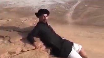 شاهد.. سعودي يضحك عند حافة جبل شاهق "الموت واحد"