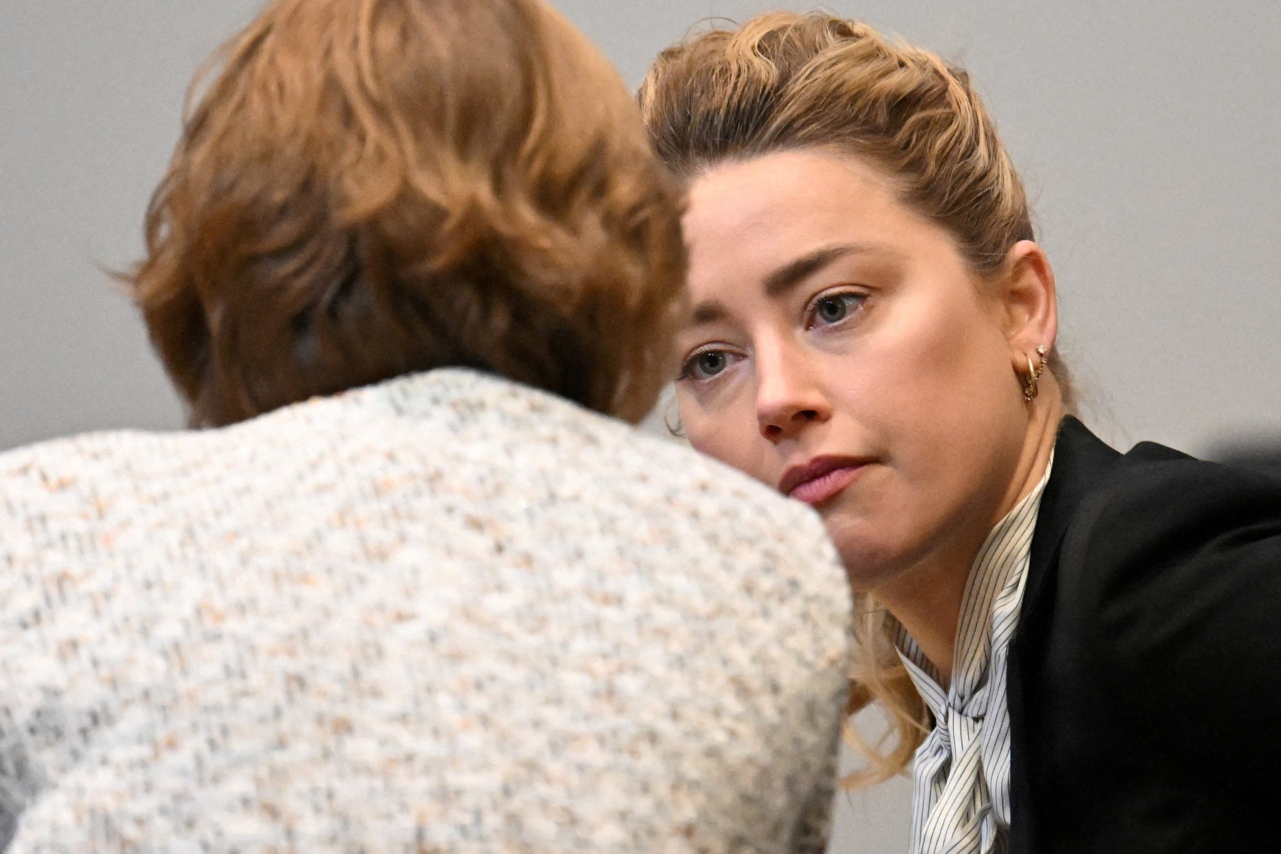 Amber Heard da base do tribunal - Reuters