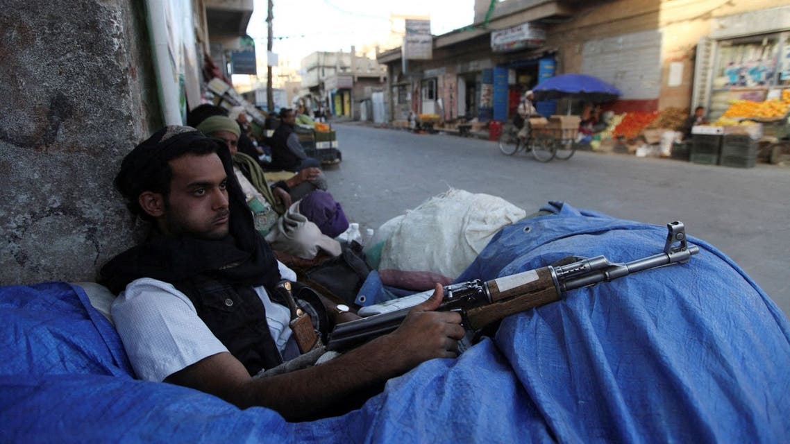 A Houthi fighter sits behind sandbags near a checkpoint in Sanaa December 17, 2014. (File photo: Reuters)