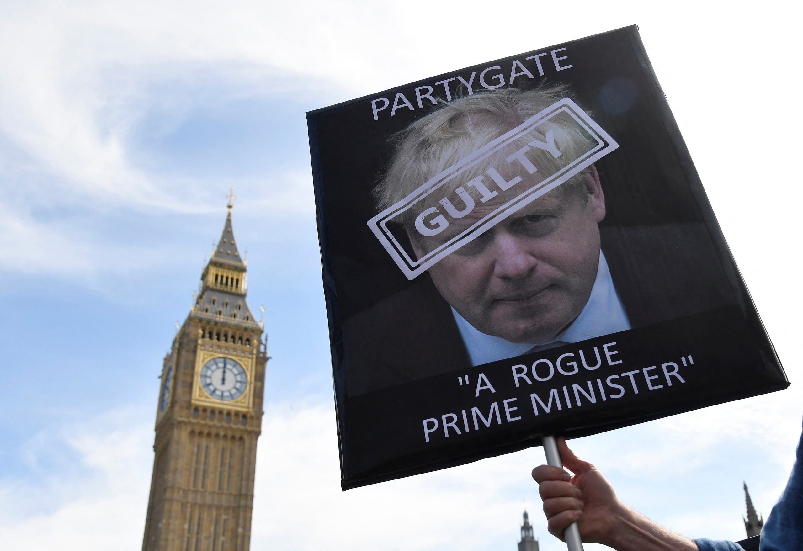 رفع لافتة أمام البرلمان في لندن تتهم جوسنون بمخالفة القانون