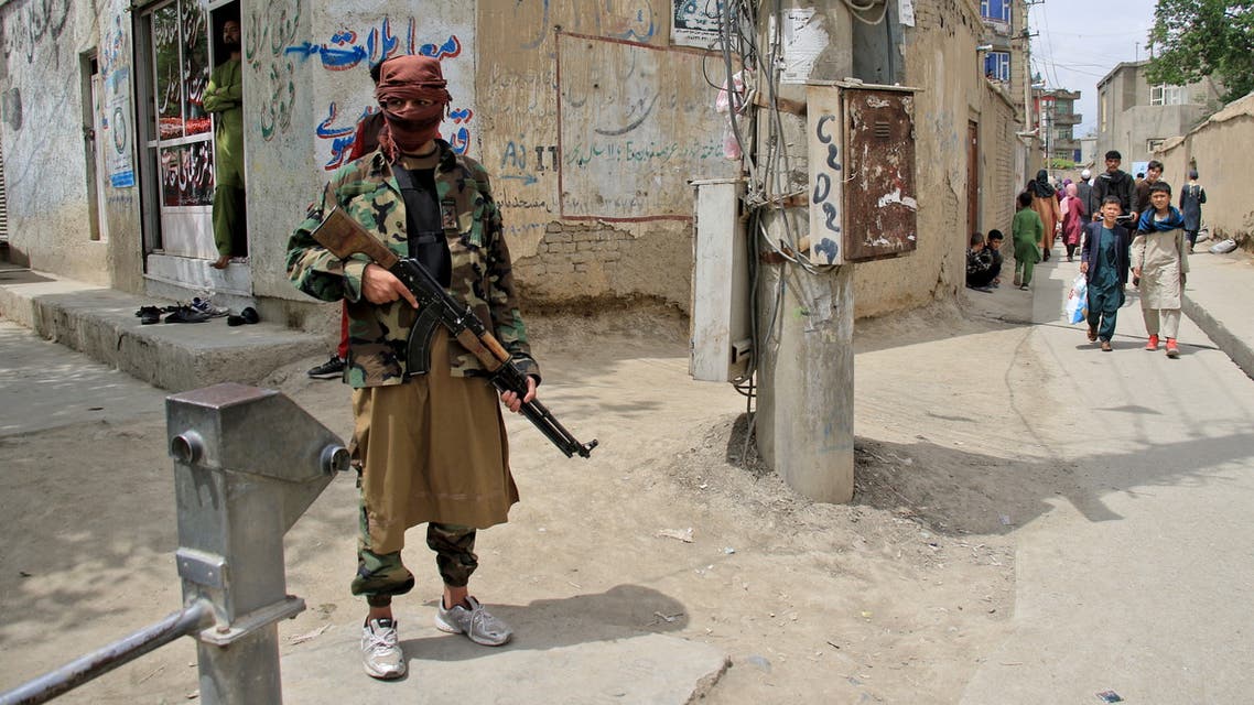 A Taliban fighter stands guard at the site of an explosion in Kabul, Afghanistan, April 19, 2022. (File photo: Reuters)