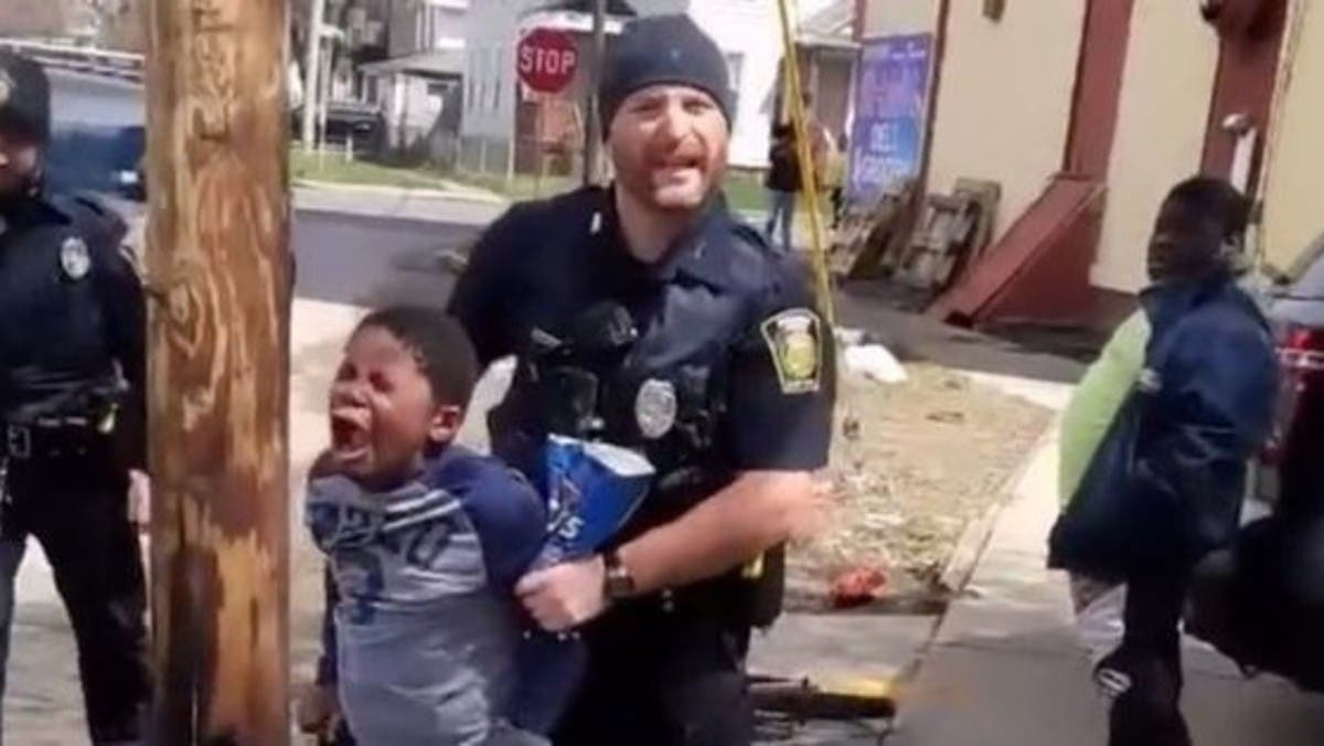 مشهد يفطر القلب لطفل أميركي أسود بقبضة الشرطة.. سرق كيس “شيبس”