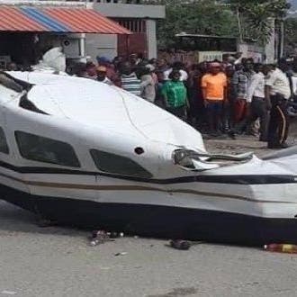 شاهد تحطم طائرة بشارع مزدحم في هايتي.. ومقتل 6