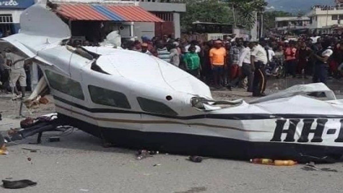 شاهد تحطم طائرة بشارع مزدحم في هايتي.. ومقتل 6