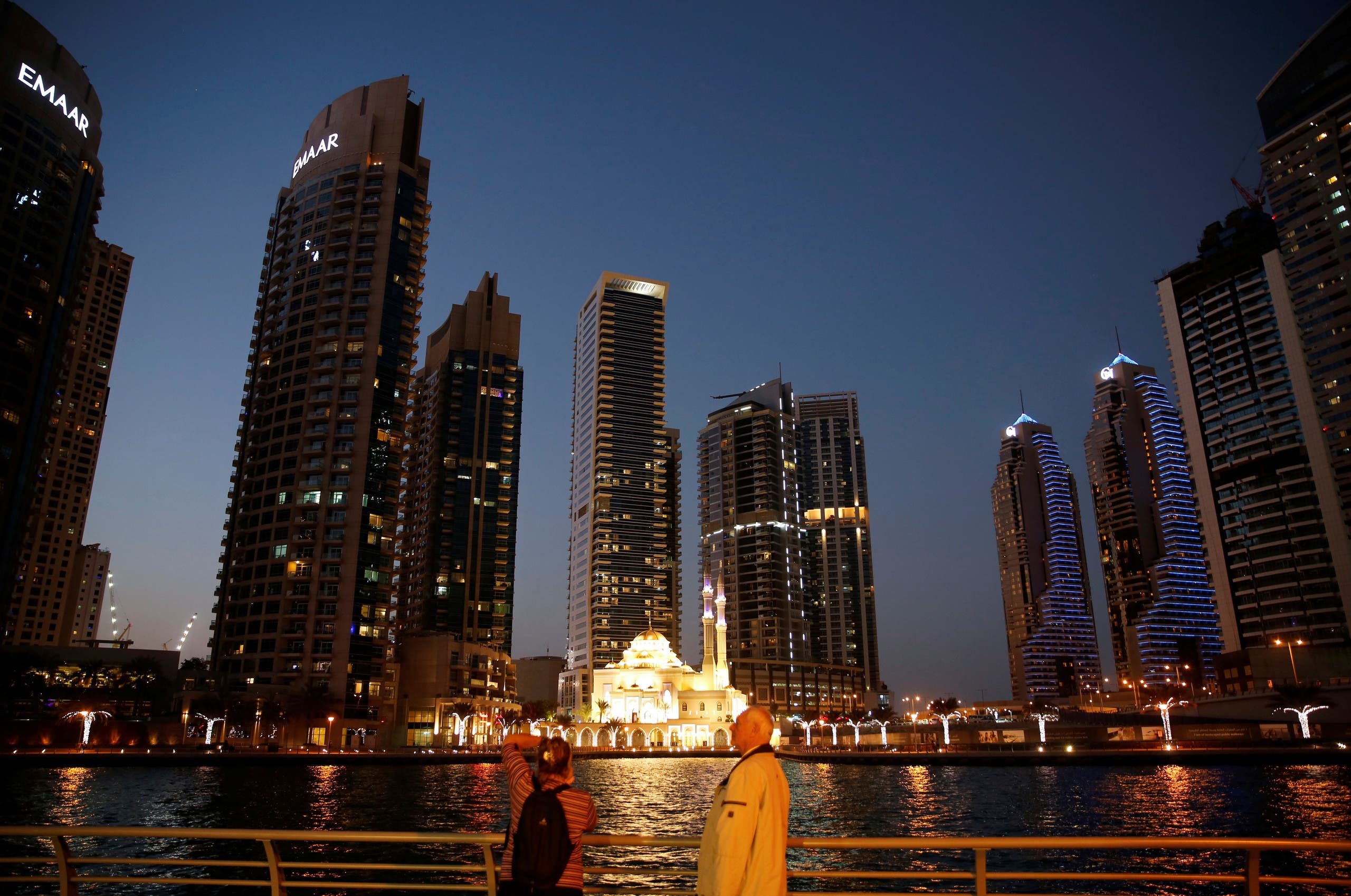 Um turista tira fotos de uma mesquita na Marina de Dubai, cercada por arranha-céus de hotéis, bancos e prédios de escritórios, em Dubai, Emirados Árabes Unidos, 11 de dezembro de 2017 (Foto de arquivo: Reuters)