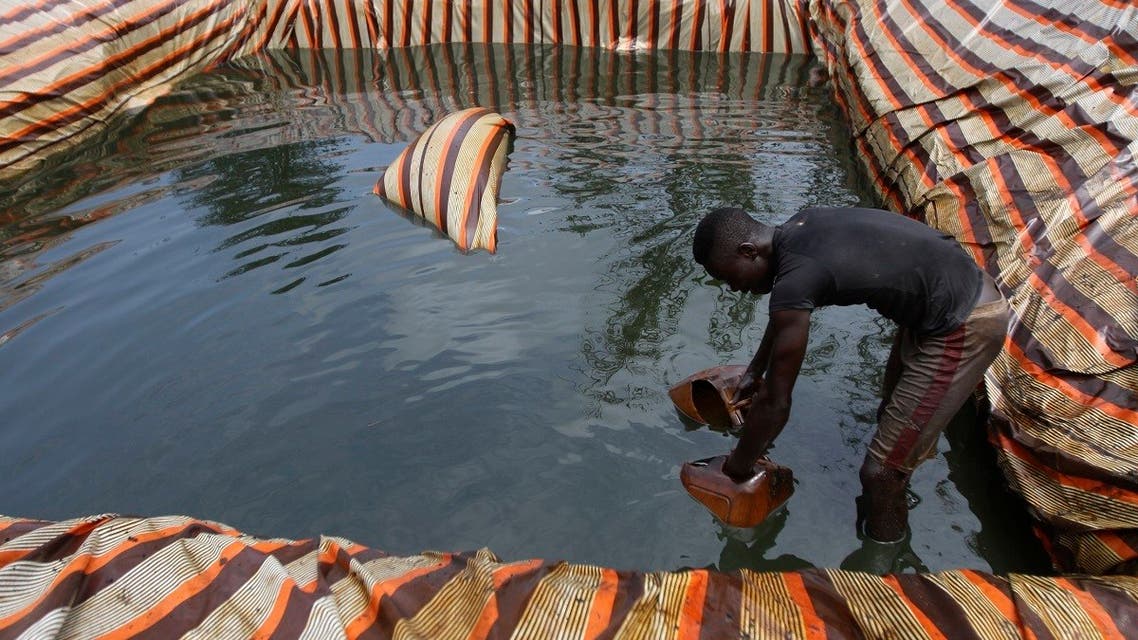 A man collects crude oil from a mini depot at an illegal oil refinery site near river Nun in Nigeria’s oil state of Bayelsa on November 27, 2012. (File photo: Reuters)