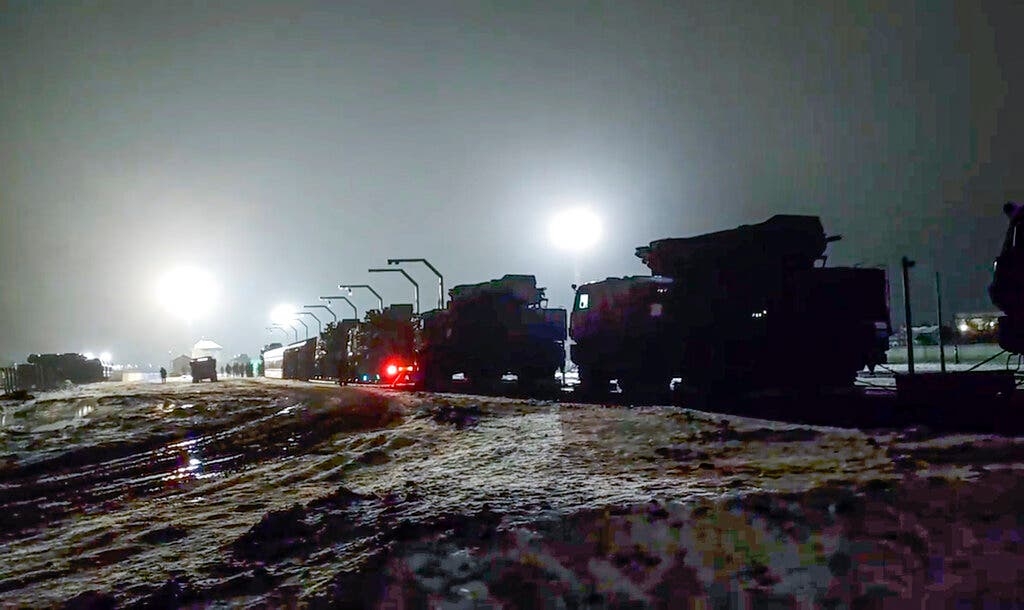 قوات روسية تستخدم خطوط السكك الحديدة في بيلاروسيا (أ ب)